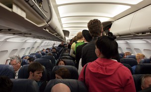אנשים במטוס (צילום: unsplash)