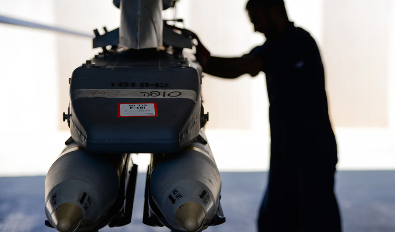 טכנאי ופצצה (צילום: הגר עמיבר, בטאון חיל האוויר)
