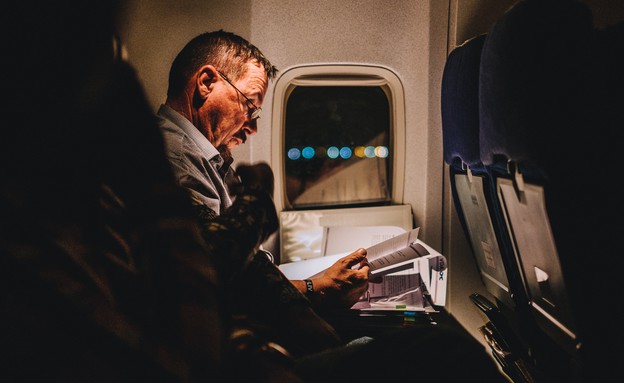 איש יושב ליד החלון במטוס (צילום: unsplash)