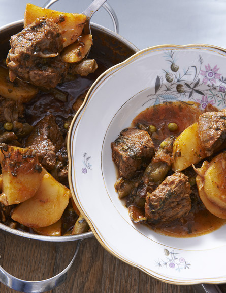 תבשיל בשר עם פול ירוק ואפונה (צילום: יסמין ואריה צלמים, יא אמנא - מטבח תוניסאי משפחתי, לאנצ'בוקס)