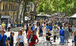 תיירים בברצלונה (צילום: nito, shutterstock)