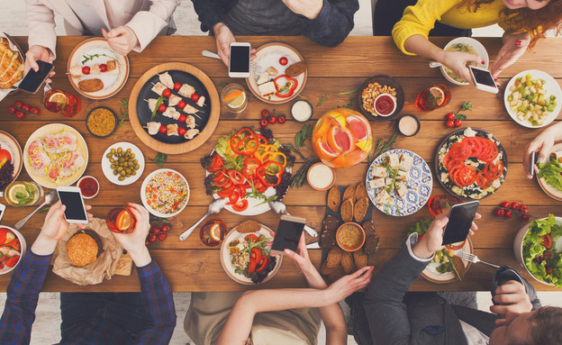 שולחן אוכל (צילום: Prostock-studio, Shutterstock)