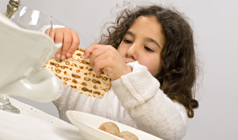 ילדה אוכלת מצה (צילום: אימג'בנק / Thinkstock)
