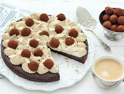 עוגת בראוניז חגיגית עם קפה, שקדים וטראפלס (צילום: ענבל לביא, mako אוכל)
