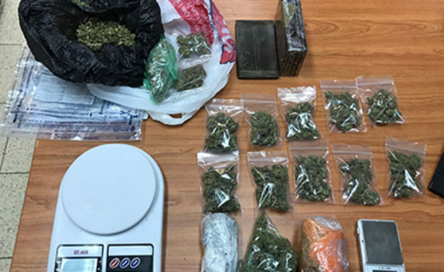 בחיפוש בביתו נמאו מעל חצי ק"ג סמים קלים (צילום: דוברות המשטרה)