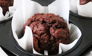 מאפינס דאבל שוקולד מקמח מצה (צילום: הודליה כצמן, BakeCare, בלוג מתכונים בריאים וטעימים)