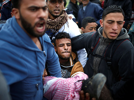 פצוע פלסטיני (צילום: רויטרס)