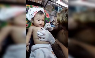 תינוק עושה קעקוע (צילום: Facebook/Tin_Tức_Hàng_Ngày)