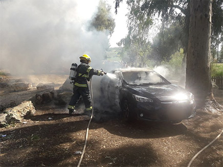 כיבוי הרכב שעלה באש (צילום: כיבוי והצלה)