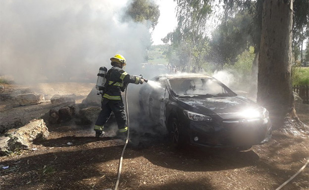כיבוי הרכב שעלה באש (צילום: כיבוי והצלה)