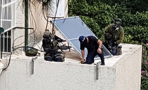 כוחות הביטחון מול דירת המתבצר בחיפה (צילום: חדשות 2)