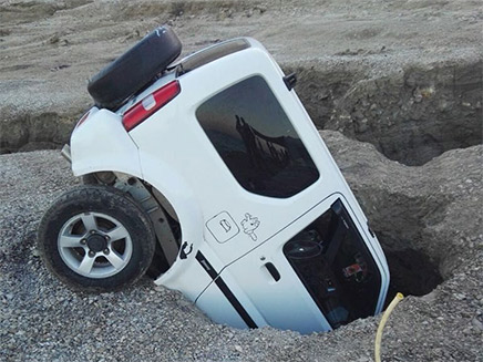 רכב נפל לבולען באזור ים המלח‎ (צילום: יחל