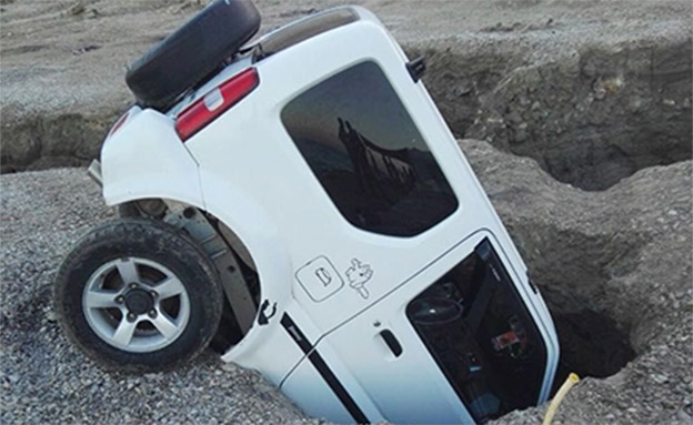 רכב נפל לבולען באזור ים המלח‎ (צילום: יחל"צ מגילות‎)