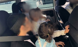 נעצר באיילון עם 10 ילדים באוטו (צילום: דוברות המשטרה)
