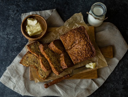 לחם עם חמאה (צילום: whitney wright on unsplash)
