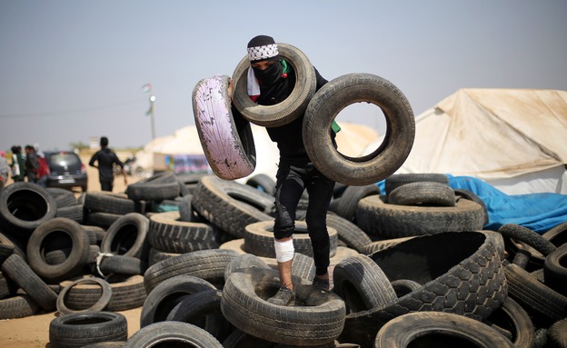 מפגין פלסטיני לקראת "יום הצמיג" בעזה (צילום: רויטרס)