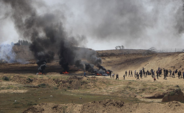 מאות צמיגים הועלו באש (צילום: ח'אלד אל-עזאייזה (בצלם))