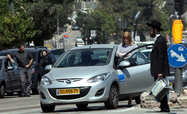 אישה וגבר חרדי עומדים בצפירת יום הזיכרון בירושלים  (צילום: יוסי זמיר, פלאש 90)