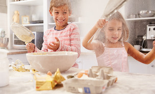 ילדים במטבח (צילום: שאטרסטוק)