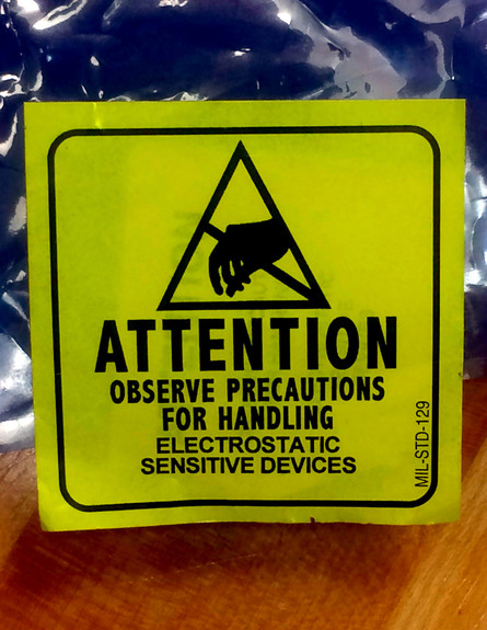 סמלים טכנולוגיים - סכנת חשמל סטטי (צילום: Bill Smith, Flickr)