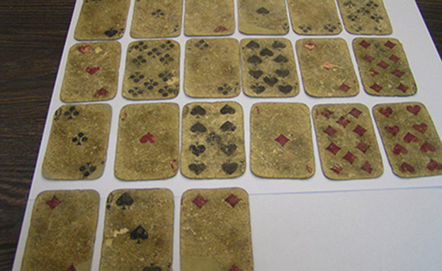 קלפים שהכין האח נפתלי בגטו (צילום: ארכיון בית לוחמי הגטאות)