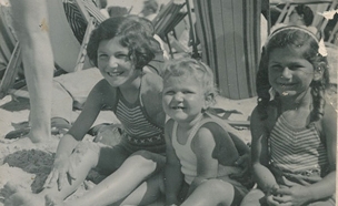 בנות גרייג'אורר בחוף הים לפני המלחמה (צילום: באדיבות אנט כהן)