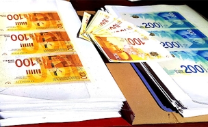 הכסף שנתפס וחשוד כמזויף (צילום: דוברות המשטרה)