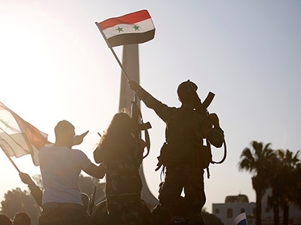 מפגינים בדמשק נגד התקיפה (צילום: רוייטרס)
