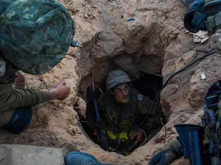 חיילים בודקים מנהרת חמאס (צילום: דובר צה