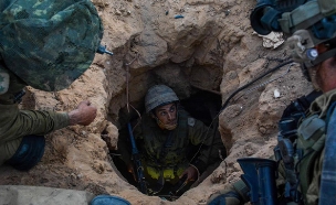 חיילים בודקים מנהרת חמאס (צילום: דובר צה"ל)