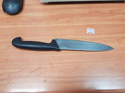 הסכין שהאב החורג אחז במהלך הריב (צילום: דוברות המשטרה)