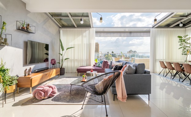 דירה בגבעתיים, עיצוב סטודיו LOROS TLV, סלון (צילום: יואב פלד Peled Studios)