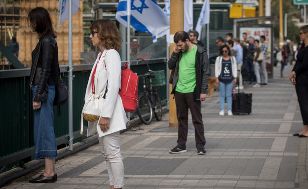 ישראלים עומדים בצפירה ביום הזיכרון (צילום: מרים אלסטר, פלאש 90)