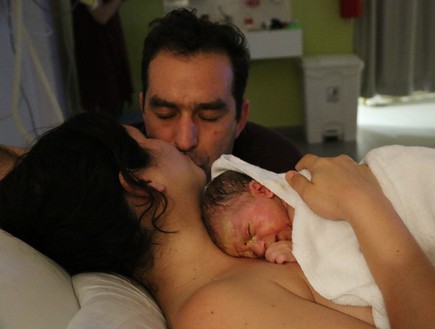 תמר מייבום במהלך לידה בבית החולים סנט ג'וזף (צילום: ענבל מנדלר)