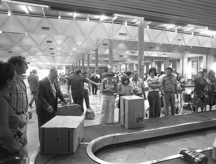 נוסעים ממתינים למטען בנמל התעופה בלוד (צילום: משה מילנר - לע