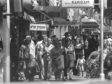 קונים ברחוב אלנבי בתל אביב 1975 (צילום: משה מילנר - לע