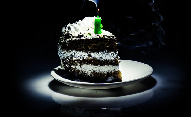 עוגת יום הולדת עצובה (צילום: By Dafna A.meron, shutterstock)