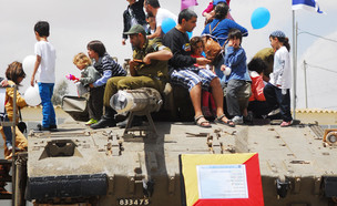 ילדים מבקרים בבסיס צה"ל (צילום: דובר צה''ל, פלאש 90)