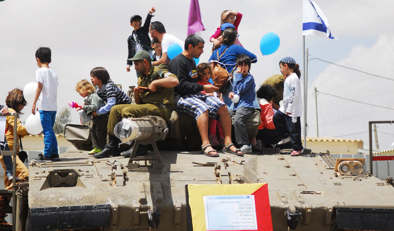 ילדים מבקרים בבסיס צה"ל (צילום: דובר צה''ל, פלאש 90)