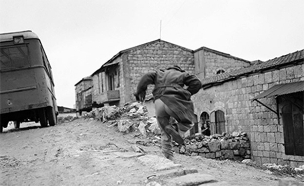 אדם נמלט מהאש בירושלים. 1948 (צילום: AP)