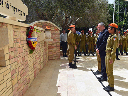 השר ליברמן בטקס בגבעת שאול (צילום: אריאל חרמוני, משרד הביטחון)