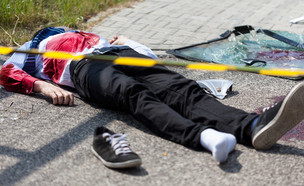 גופה בכביש (צילום: shutterstock | Photographee.eu)