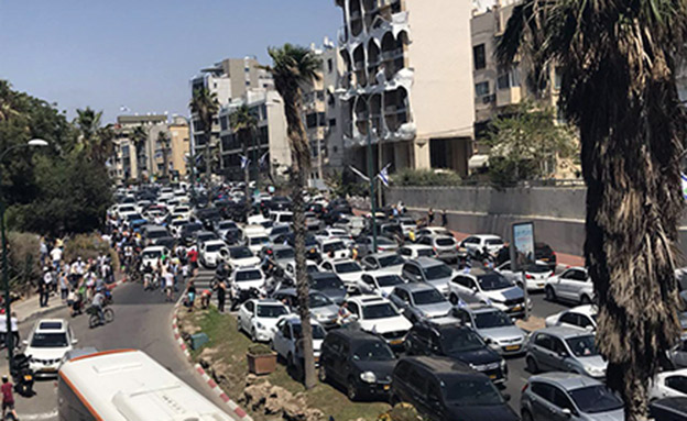 עומס תנועה כבד בכיכר אתרים בת"א