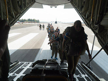 הצנחנים עולים אל המטוס (צילום: דובר צה