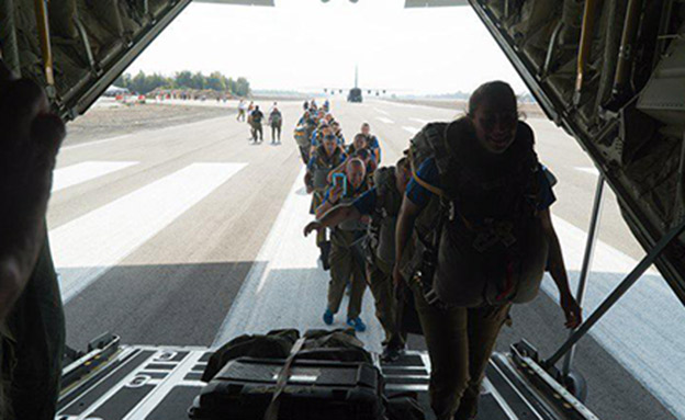 הצנחנים עולים אל המטוס (צילום: דובר צה"ל)
