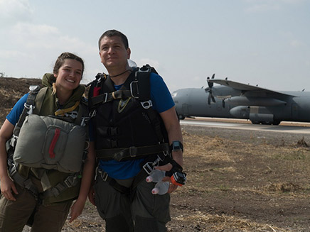 האלוף אהרון חליוה ובתו (צילום: דובבר צהל)