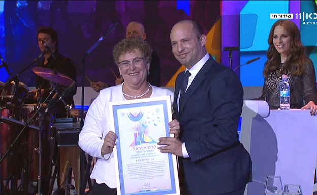 מרים פרץ מקבלת את פרס ישראלי מנפתלי בנט (צילום: תאגיד השידור כאן)