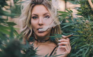 אישה מעשנת קנאביס (צילום: shutterstock | Canna Obscura)