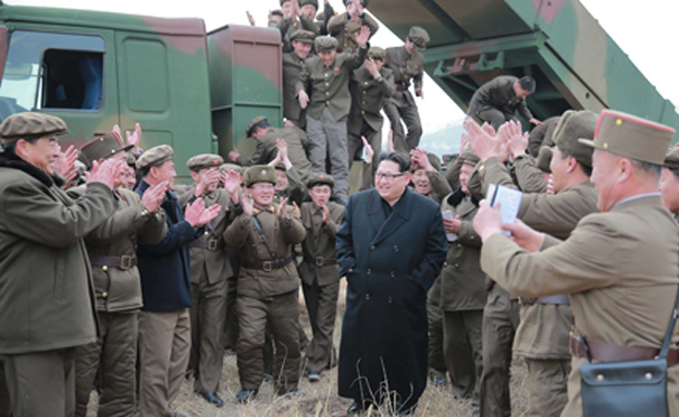 קים ג'ונג און עם חיילים, ארכיון (צילום: רוייטרס)
