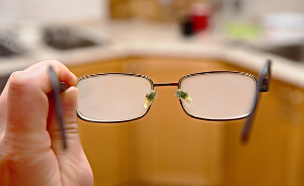 משקפיים מכוסים אדים (צילום: שאטרסטוק)